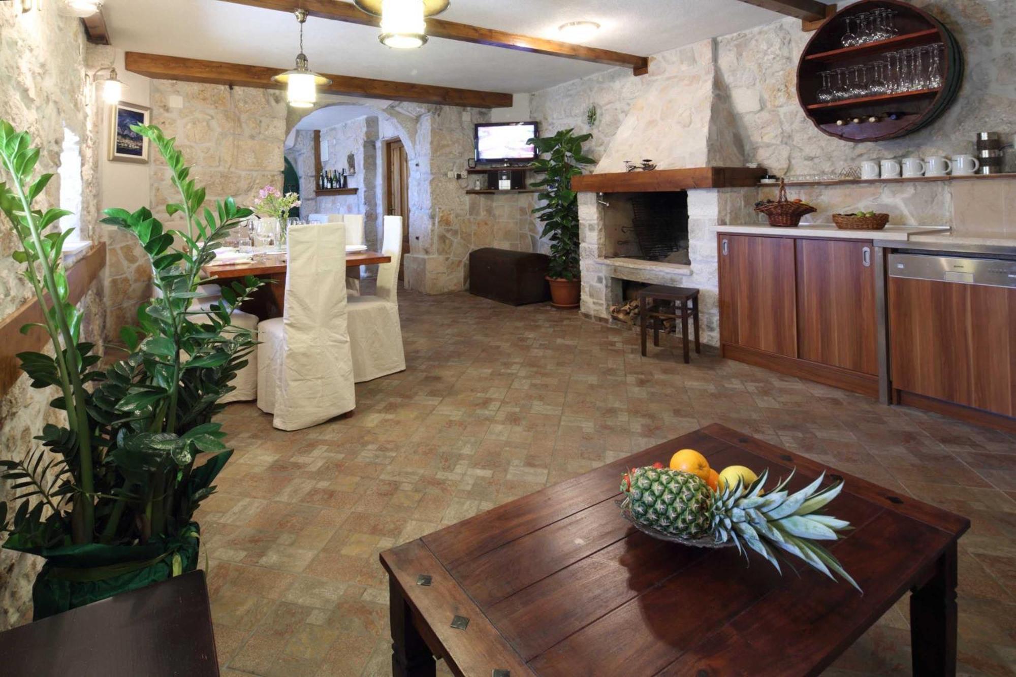 Ferienhaus Family Friendly House With A Swimming Pool - 22882 Makarska