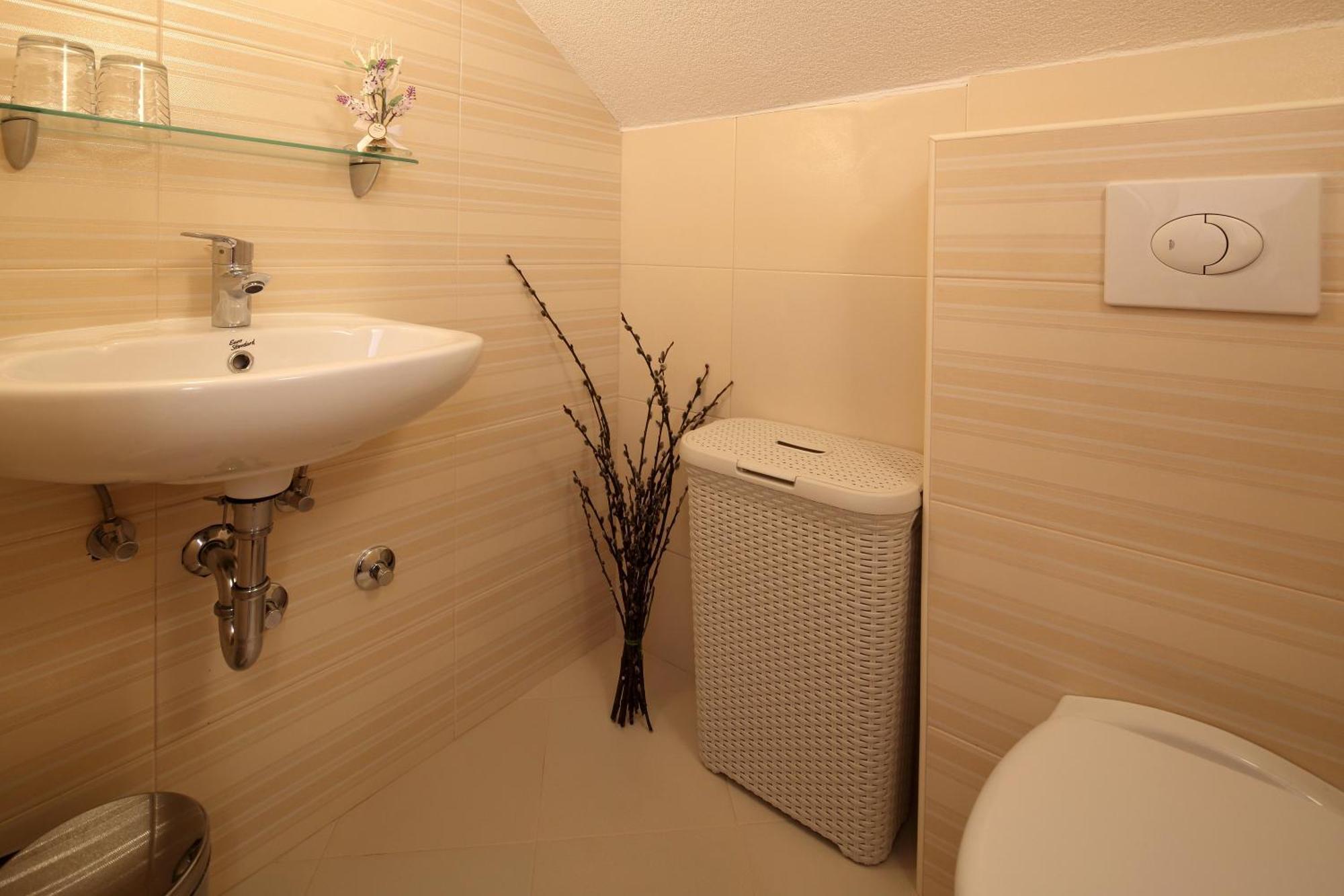 Family Friendly House With A Swimming Pool - 22882 Makarska